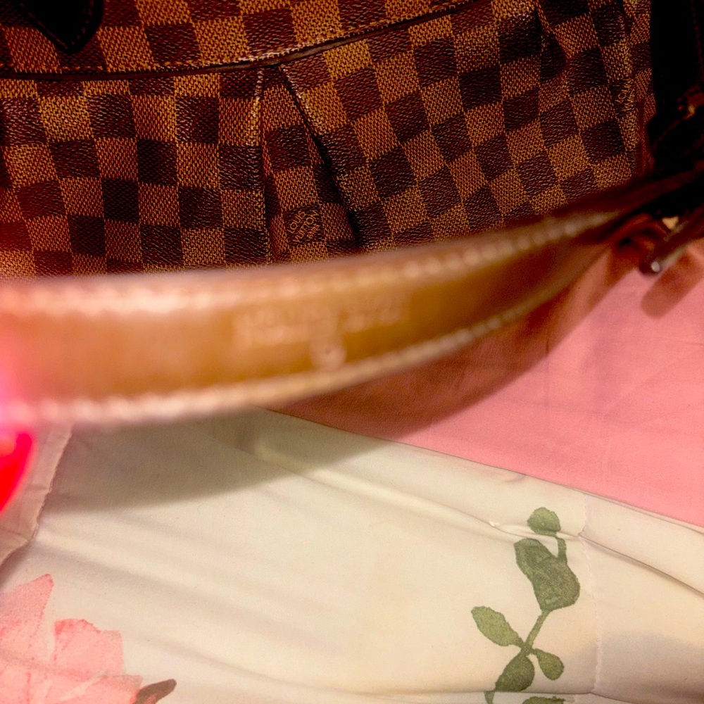 LV bag in good condition need zipper fix